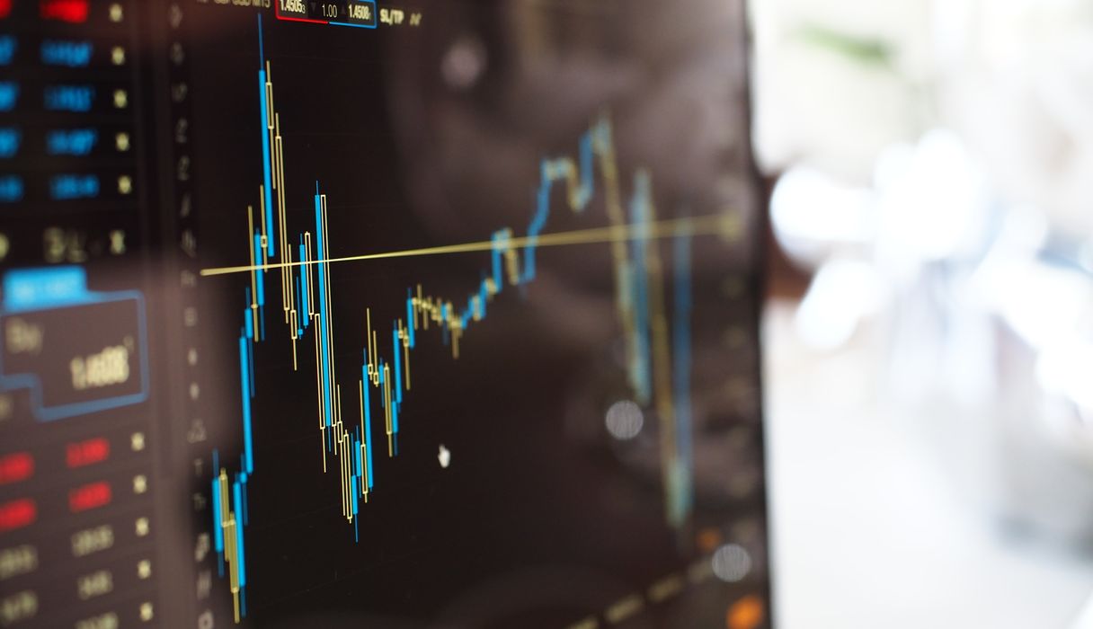 Plataforma de trading profesional con grafico de velas y analisis tecnico